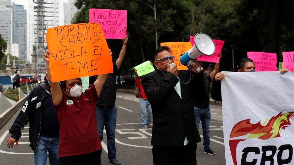 Los manifestantes impidieron la entrada en la Embajada y se enfrentaron con los uniformados. Foto: EFE