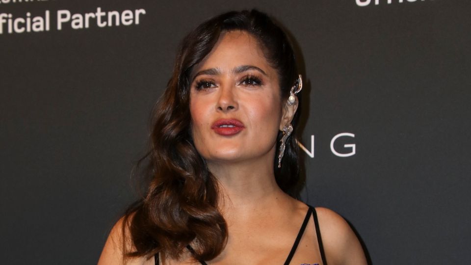 Salma Hayek presume impactante figura con delicado vestido rosa. Foto: AP