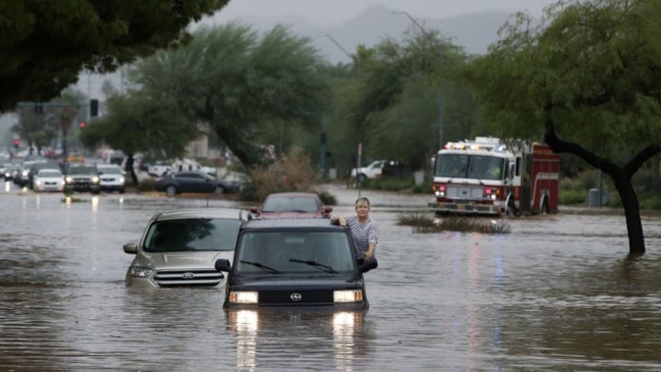 Las lluvias tomaron por sorpresa a los residentes. Foto: Especial.