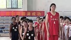 China se ilusiona con una joven promesa del básquetbol, ¡mide 2.26 metros a sus 14 años!