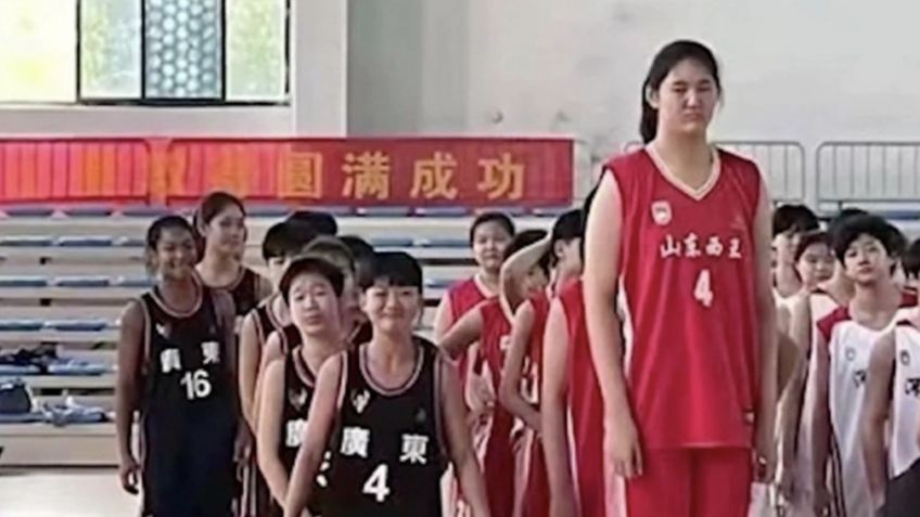 China se ilusiona con una joven promesa del básquetbol, ¡mide 2.26 metros a sus 14 años!