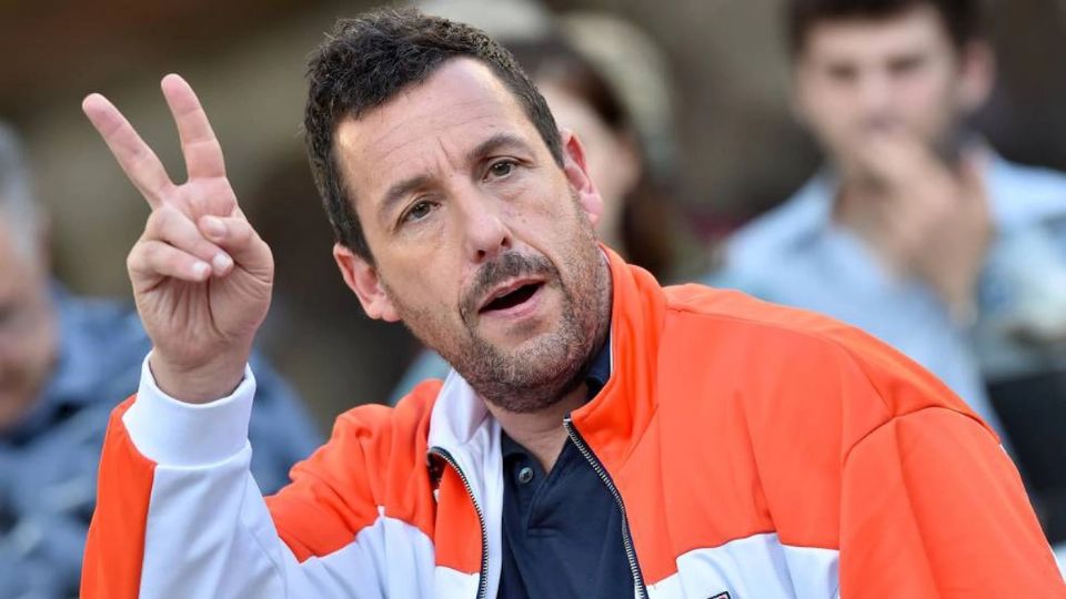 El actor Adam Sandler señaló que estaría pensando en hacer una secuela de su película Happy Gilmore, que se estrenó en 1996. Foto: Especial