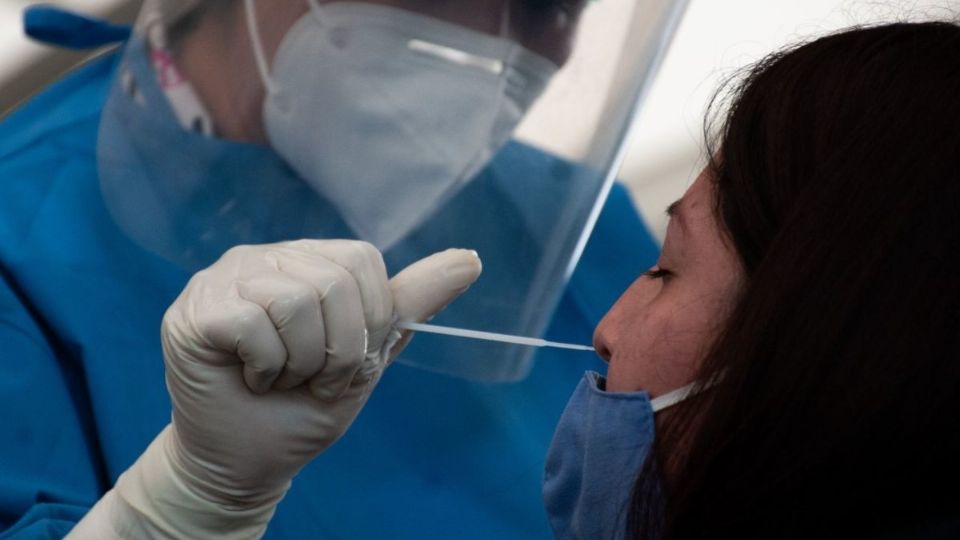 ALERTA. Las camas generales que atienden pacientes contagiados pasaron de 11.35%, en junio, a 34% este domingo. Foto: Cuartoscuro
