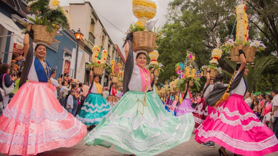 DESFILE DE DELEGACIONES EN LA GUELAGUETZA. Foto cortesía: Gobierno del Estado de Oaxaca.