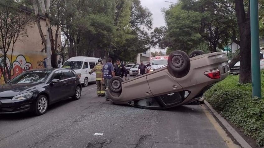 Conductor de Uber muere al volcar su auto en Periférico Norte; pasajera sobrevive de milagro