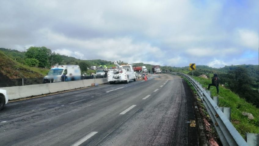 Veracruz: Rapiña sobre autopista Xalapa-Perote tras volcadura de tráiler