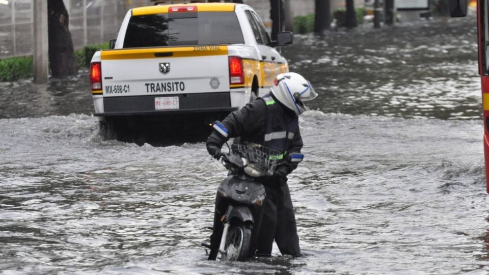 Autos varados debido a las inundaciones. Foto: Cuartoscuro