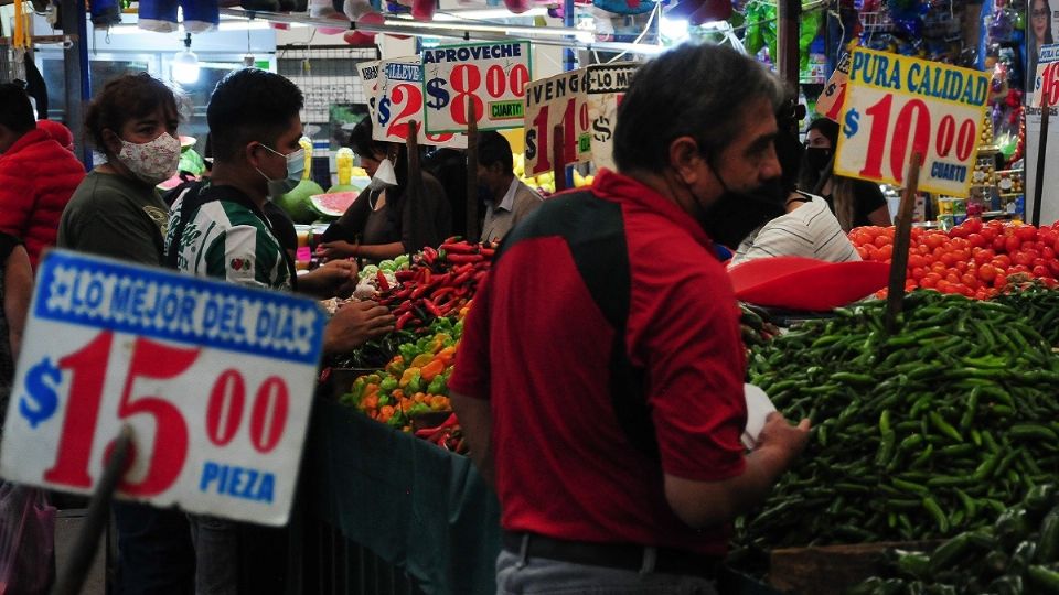 Quien gana el salario mínimo debe ejercer una doble jornada para adquirir lo básico. Foto: Cuartoscuro
