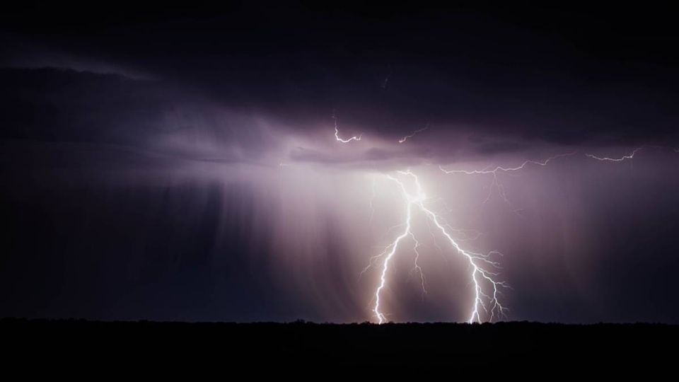 El fenómeno meteorológico fue captado alrededor de la 1:43 horas de este martes. Foto: Especial