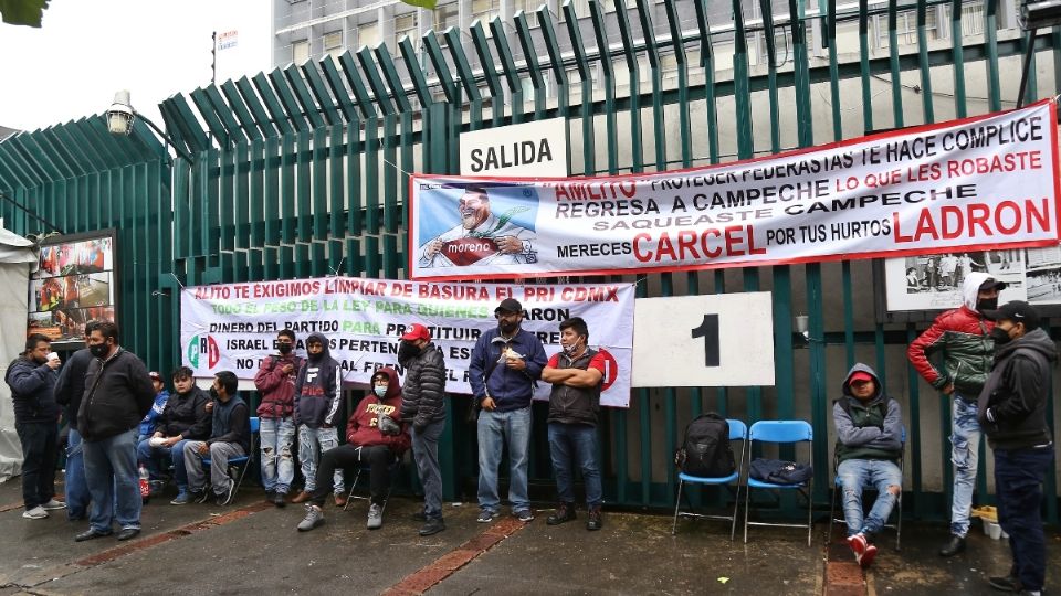 CONSECUENCIAS. Tras los hechos violentos en las inmediaciones del PRI, Ulises Ruiz levantó un campamento. Foto: Yadín Xolalpa