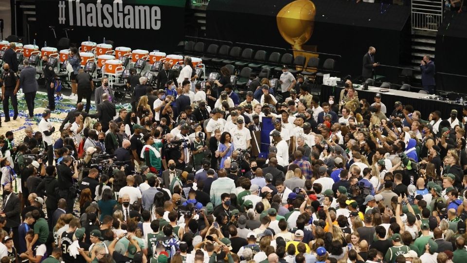 La quinteta de Milwaukee termina con 50 años de sequía tras vencer 105-98 a los Suns Foto: Especial