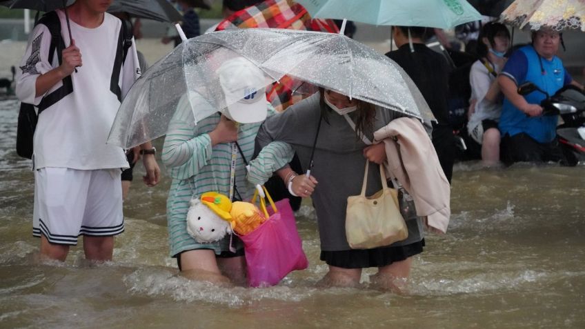 China registra las peores inundaciones de su historia; así sufren las personas por las lluvias: VIDEO