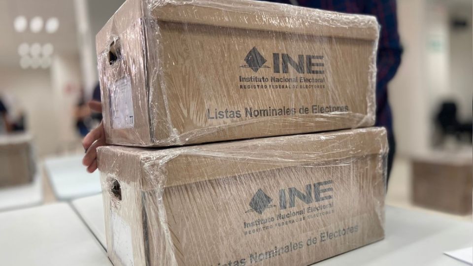 A cada distrito electoral se les dieron dos cajas con los cuadernillos de la lista nominal Foto: Especial