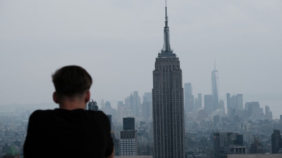 Nueva York estaba cubierta por un velo gris y olor a quemado.