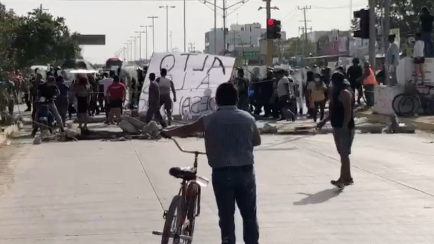 Desalojo en Tulum provoca bloqueos y enfrentamiento entre policías y civiles