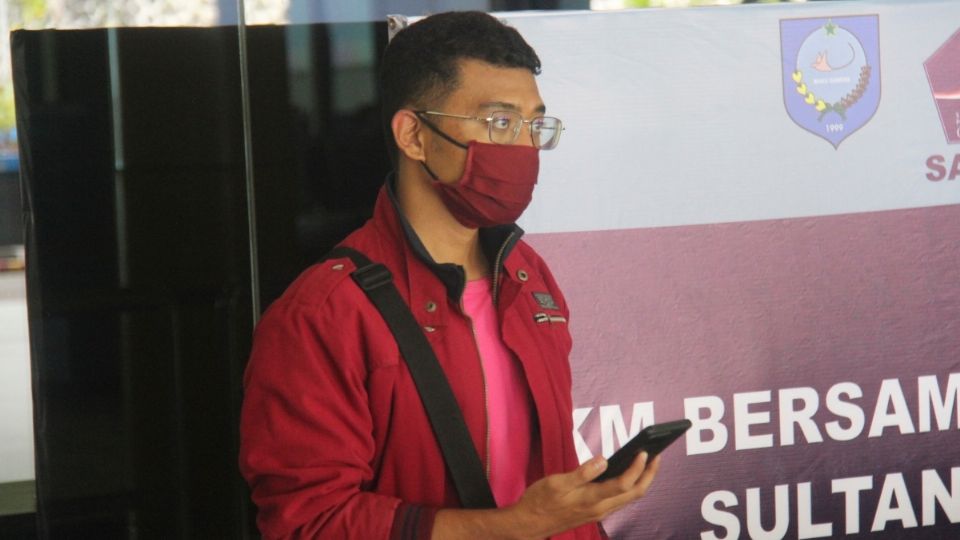 El hombre se disfrazó de mujer y usó documentos a nombre de su esposa para burlar los filtros contra el Covid-19. Foto: AP