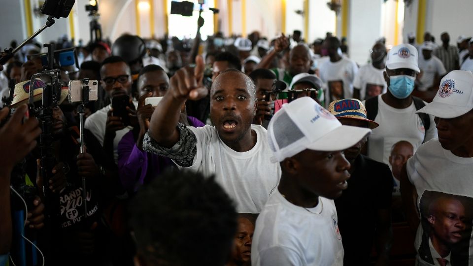 IGLESIA. Hombres exigieron que se haga justicia, durante misa en honor del Presidente haitiano. Foto: AP