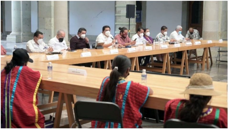 Reunión entre representantes triquis y autoridades locales y federales en Oaxaca
Foto: Especial