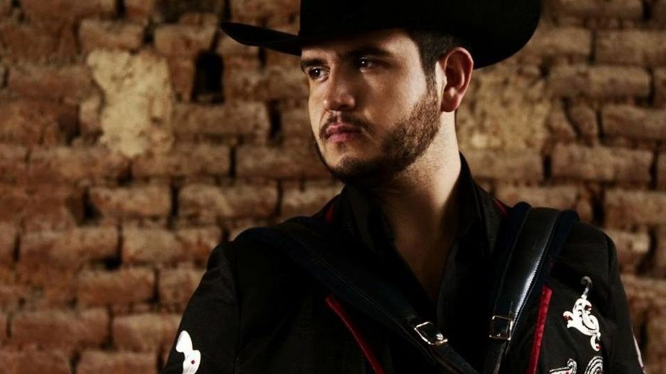 Es vocalista de Calibre 50. Especial