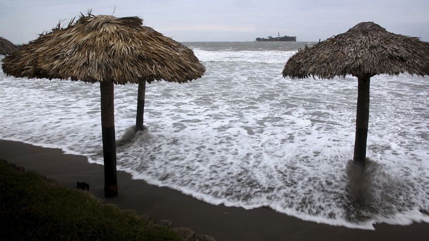 Mueren ahogados tres turistas en playa de Veracruz cuando cumplían promesa a la Virgen de Guadalupe