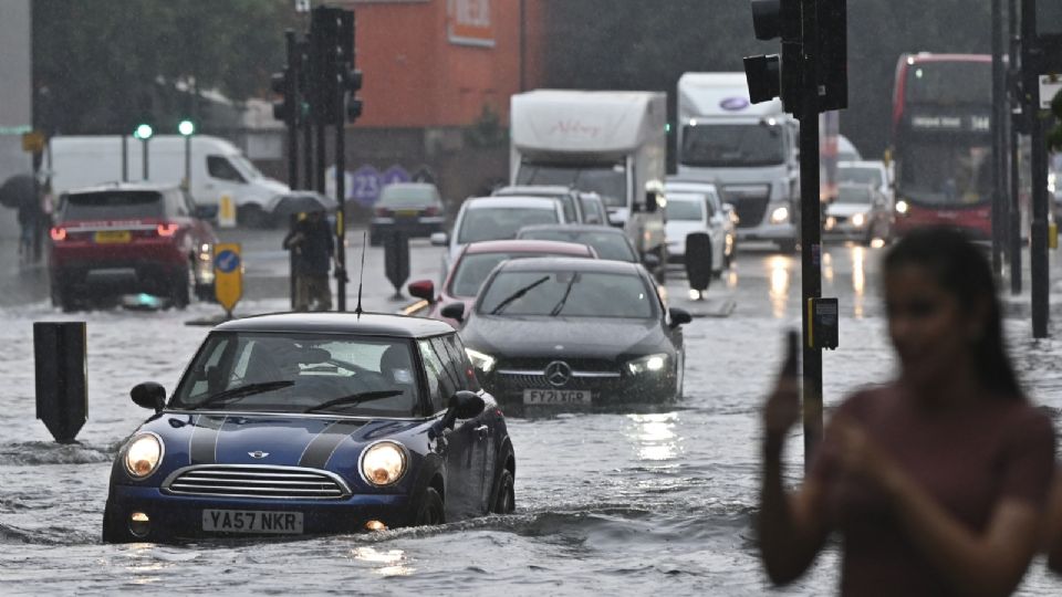 Las peores inundaciones en décadas arrasaron autos y aceras, en Londres.