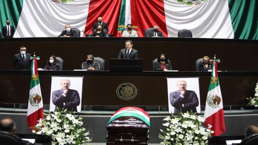 Entre aplausos inicia homenaje luctuoso a René Juárez Cisneros