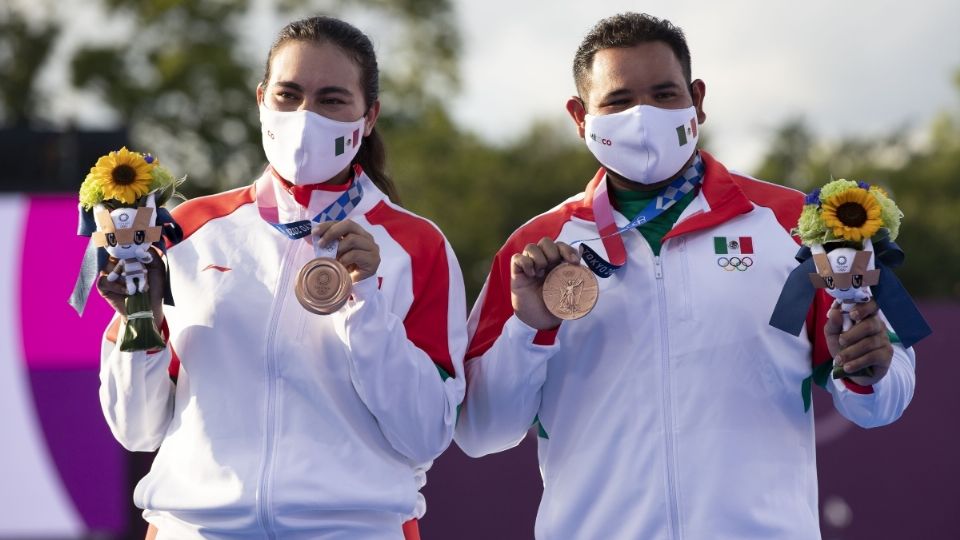 Alejandra Valencia y Luis “El Abuelo” Álvarez le dieron a México su primera medalla en Tokio 2020. Foto: Mexsport