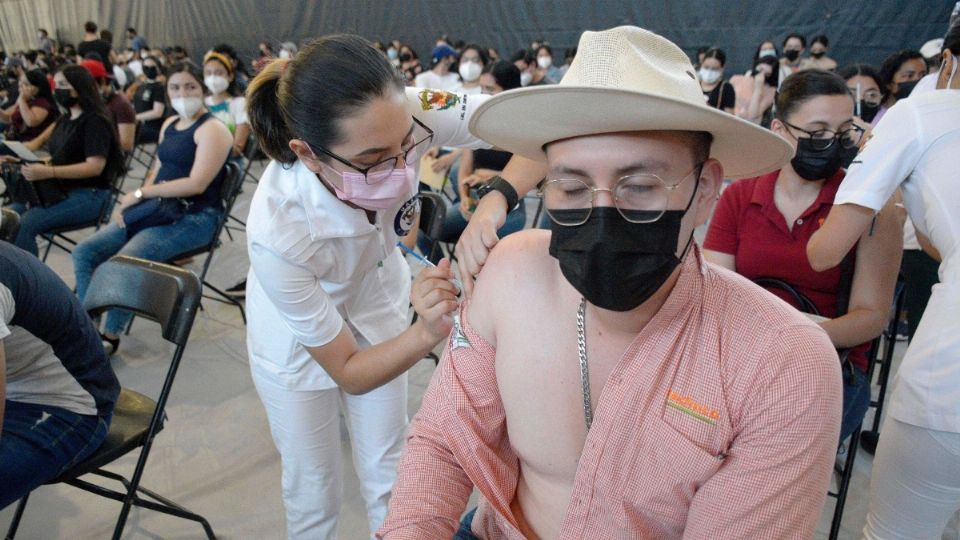 Los jóvenes reciben la primera dosis de la vacuna contra el Covid-19 en la CDMX. FOTO: Cuartoscuro