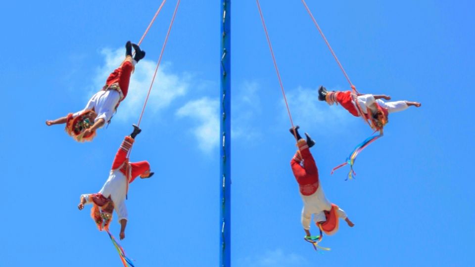 VOLADORES DE PAPANTLA. Cuatro voladores se lanzan al vacío dando trece vueltas. Foto: Cortesía y SHUTTERSTOCK