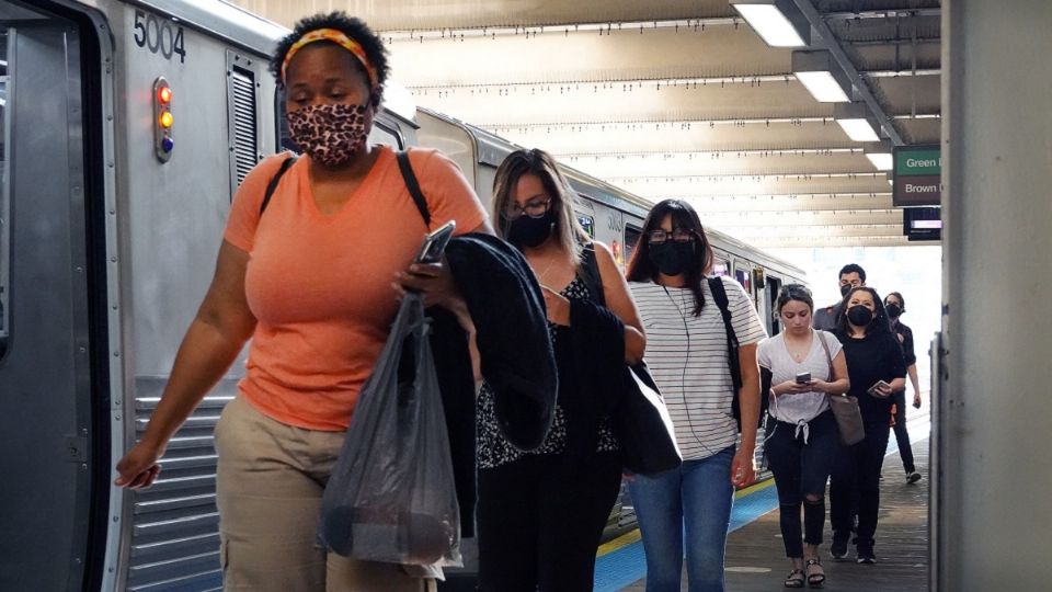 El país da un paso atrás y pide de nuevo la mascarilla, incluso para los vacunados. Foto: AFP
