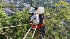 ¡Falla el teleférico! Así rescataron a familia en Taxco atrapados a 30 metros de altura