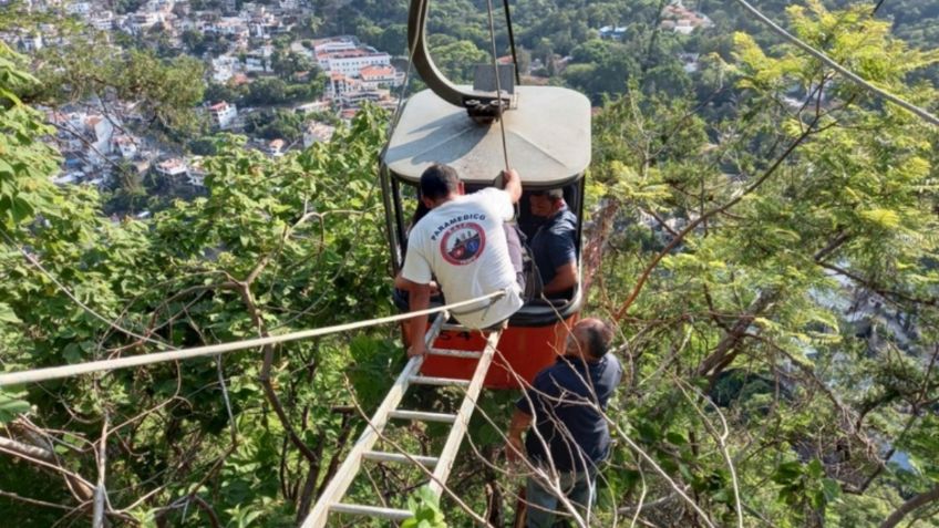 ¡Falla el teleférico! Así rescataron a familia en Taxco atrapados a 30 metros de altura