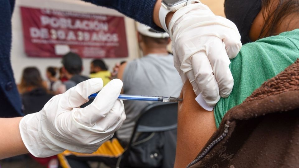 Tercera dosis de la vacuna anticovid de Pfizer brindaría 11 veces más protección contra la variante delta.  Foto: Cuartoscuro