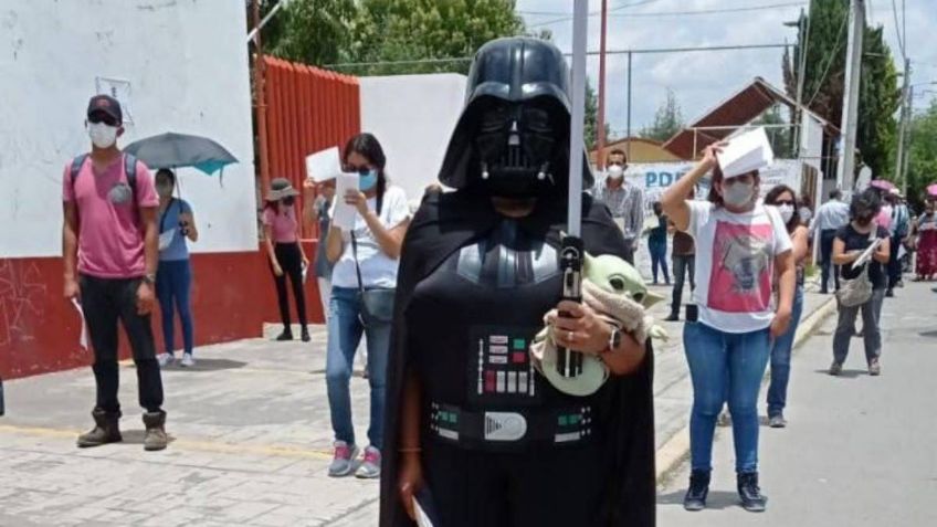 ¡Darth Vader no es inmune al Covid-19!: el villano de Star Wars se vacuna en Puebla