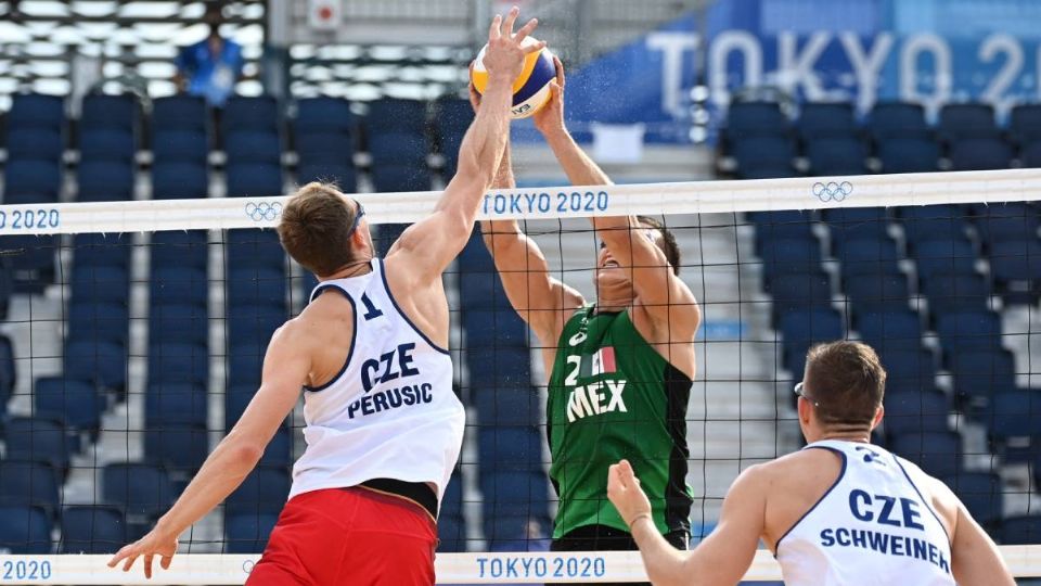 La pareja mexicana ganó el primer set pero fue remontada por el equipo checo en un apretado juego. Foto: AFP