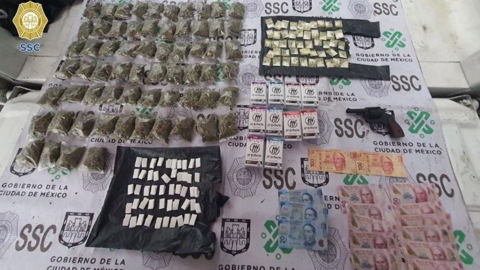 Tras una revisión preventiva, a los tres hombres se les encontraron 64 bolsitas con marihuana, 100 dosis de cocaína, 10 cartuchos útiles, un arma de fuego y dinero en efectivo. Foto: Especial