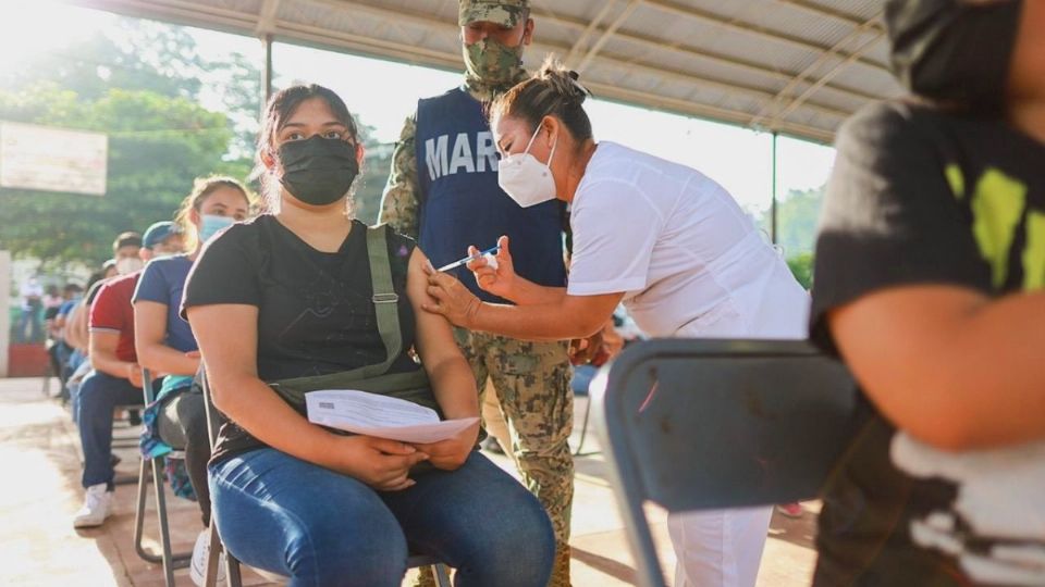 Persona es vacunada durante la tarde de ayer en a ciudad de Tapachula, Chiapas. Foto: Twitter @zoerobledo