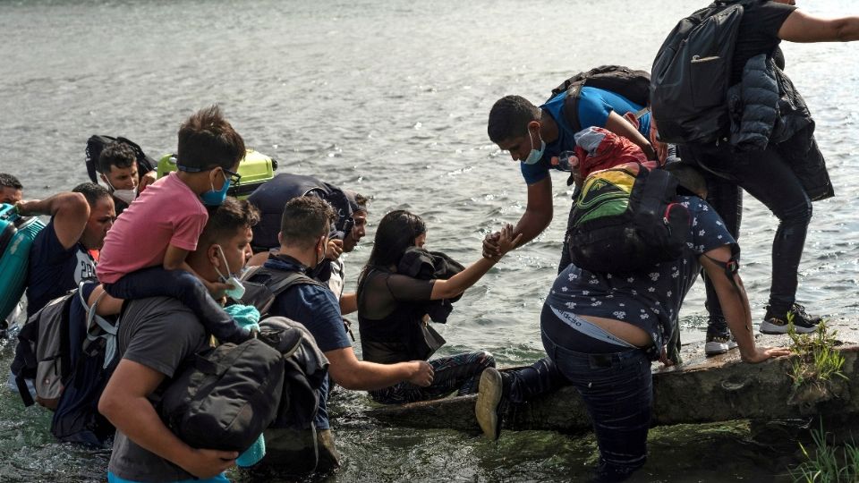 PANORAMA. Familias venezolanas cruzaron el Río Grande,
con el objetivo de llegar a Estados Unidos. Foto: REUTERS