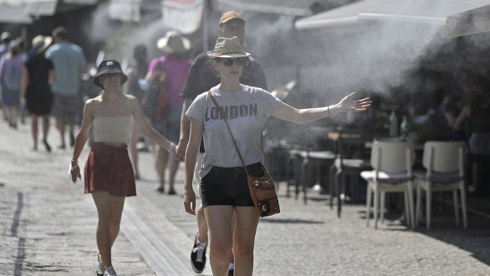 Se reportan más de 40 grados; recomiendan no exponerse al sol directo, Foto: AFP