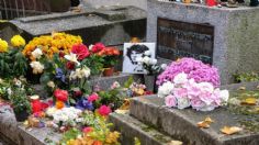 Fanáticos acuden a tumba de Jim Morrison al cumplirse 50 años de su muerte