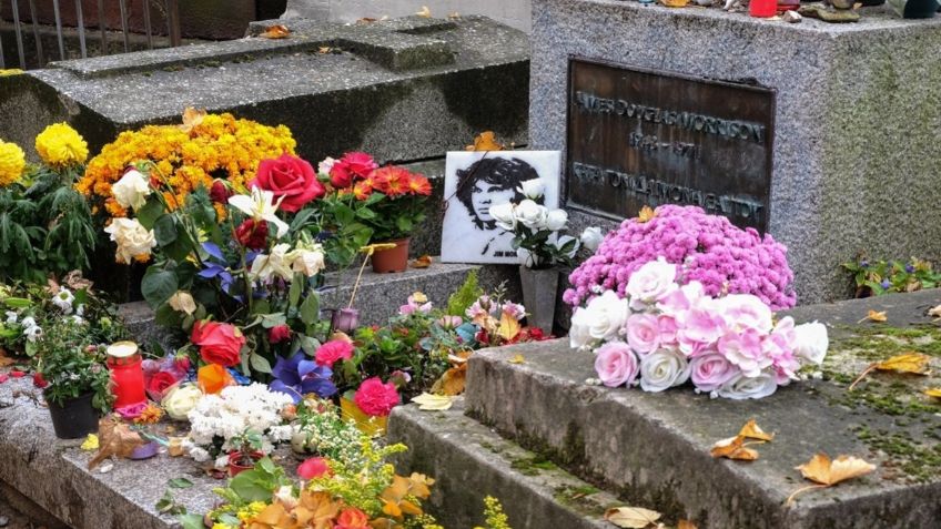 Fanáticos acuden a tumba de Jim Morrison al cumplirse 50 años de su muerte