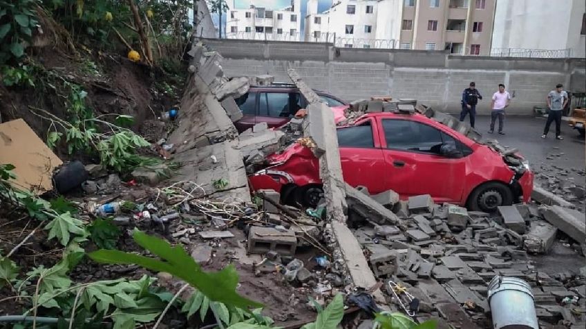 Lluvia arrastra a una persona y tira barda en Querétaro