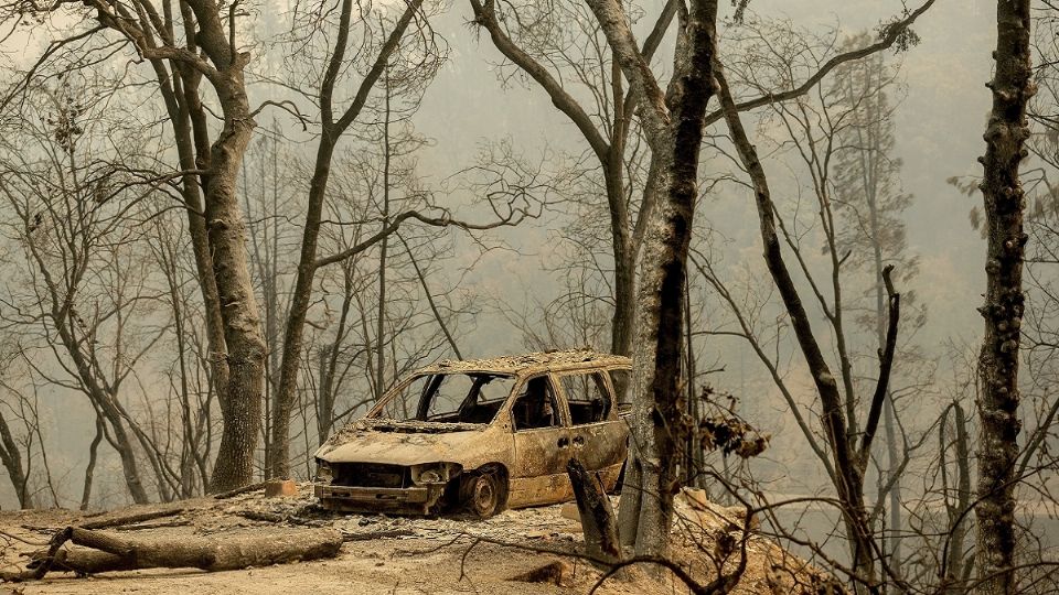 La sequía, el calor y los rayos han causado grandes fuegos en ambos países. Foto: AP