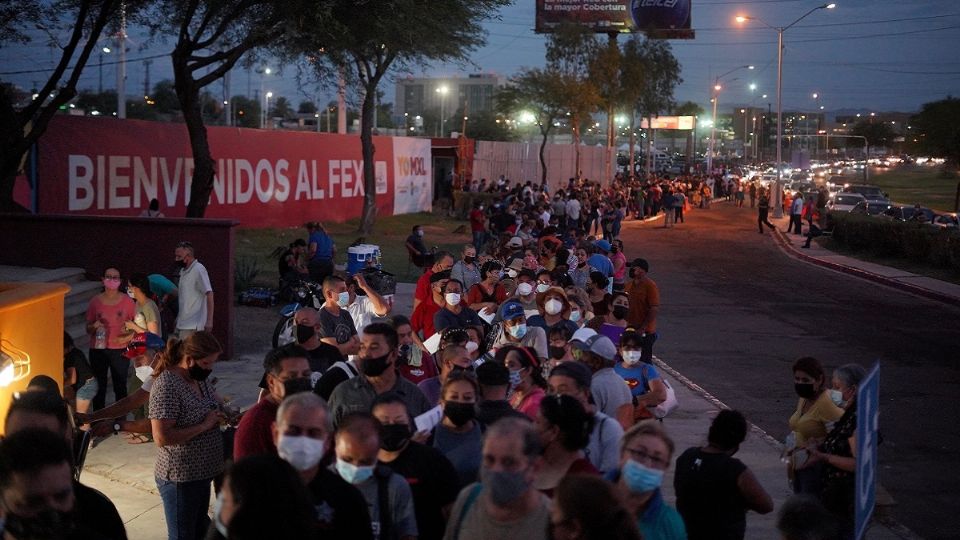 En Mexicali, la jornada de vacunación fue nocturna debido a las altas temperaturas. Foto: Reuters

