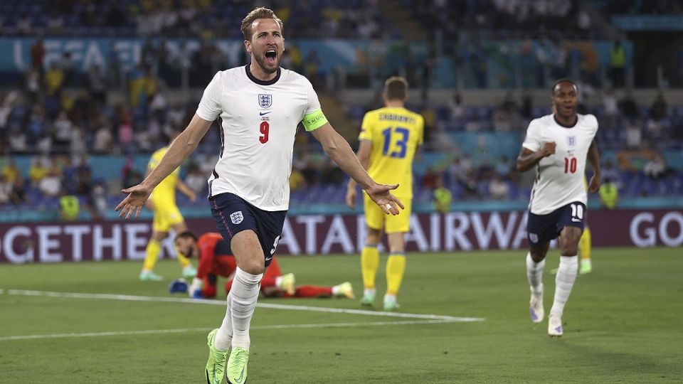 El equipo británico vapulea a Ucrania para lograr su pase a las semifinales; Harry Kane anotó doblete. Foto: AP
