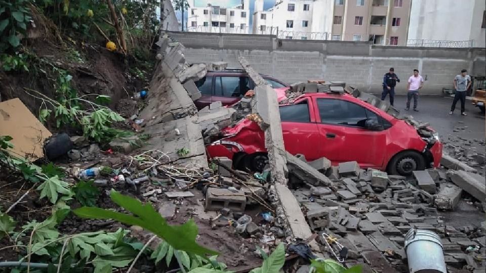 Se presentó ingreso de agua en viviendas de las colonias Jardines del Valle Foto: Especial