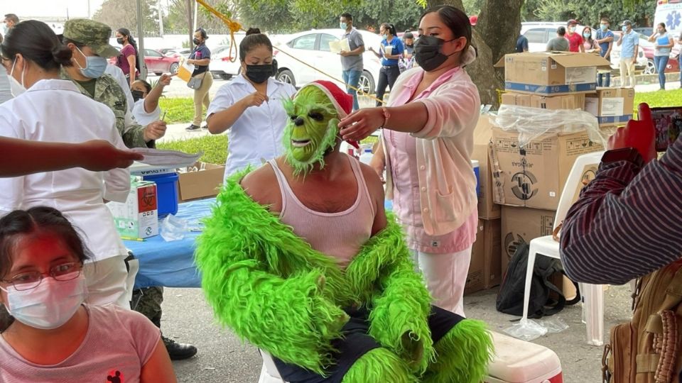 El entusiasmo de los jóvenes se ha visto muy 'colorido' con diversos disfraces con los que han acudido a vacunarse. FOTO>: ESPECIAL