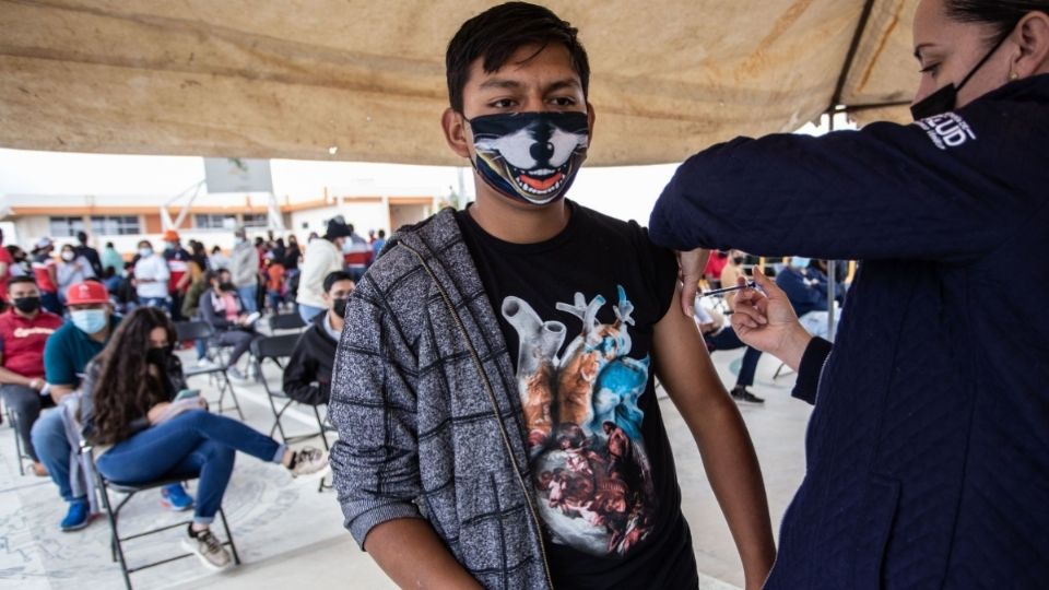 El municipio de Neza invita a la gente a acudir disfrazados a recibir su segunda dosis (Foto: Cuartoscuro)