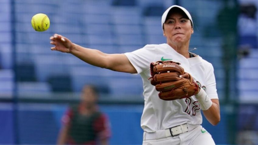 Anissa Urtez pide disculpas por tirar uniforme; renuncia a la selección de softbol | FOTO