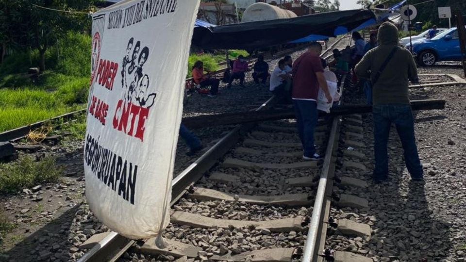 Los docentes volvieron a bloquear las vías del tren en protesta a la falta de pago. Foto: Especial